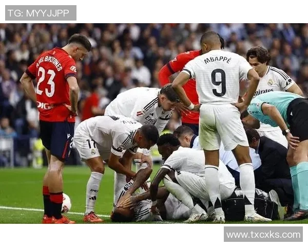 皇马足球明星下车瞬间引发球迷热议现场气氛火爆 皇马足球明星下车瞬间引发球迷热议现场气氛火爆