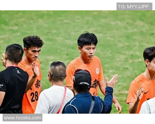 足球明星首发帅气出场瞬间回顾展现运动魅力与青春风采 足球明星首发帅气出场瞬间回顾展现运动魅力与青春风采