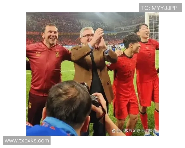 足球明星为队友送上新手机展现深厚友谊与团队精神